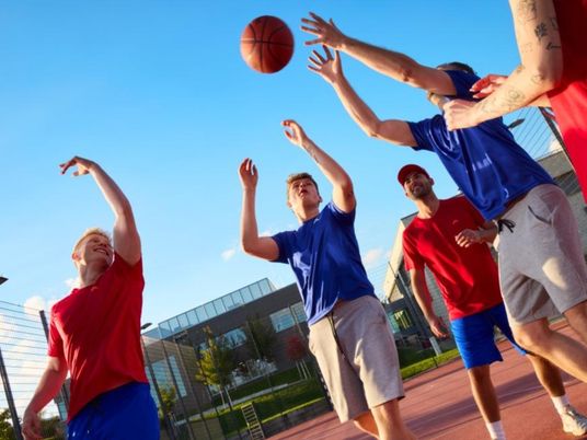 Mitarbeiter spielen Basketball