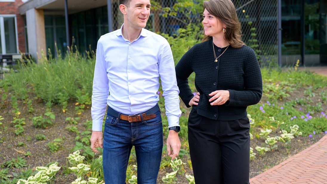 collega's bouw en vastgoed bij entree Lidl campus in Huizen