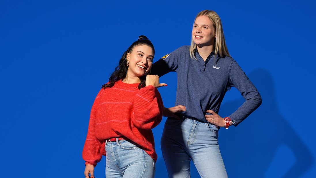 Twee Lidl medewerkers staan gezellig bij elkaar