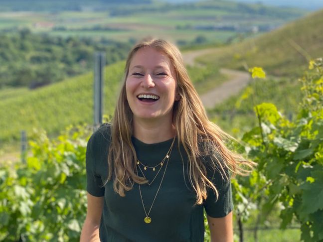 Sandra geht gerne in den Weinbergen spazieren