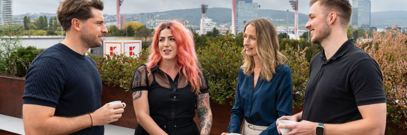 zamestnanci centrály na terase s kávou