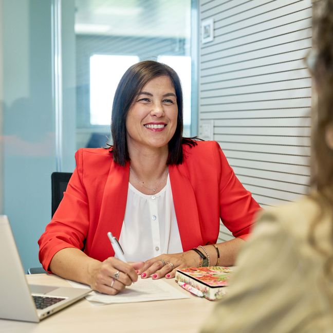Collega donna in sala riunioni