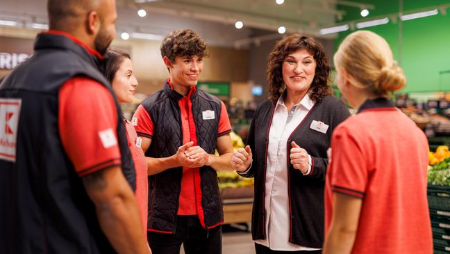 Das Kaufland-Verkaufsteam im Gespräch mit Hausleitung in der Filiale.