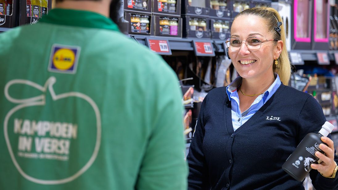 Tonnie assistent supermartkmanager met collega