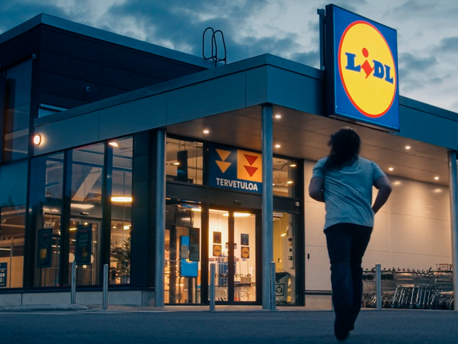Lidliläinen juoksee myymälää kohti