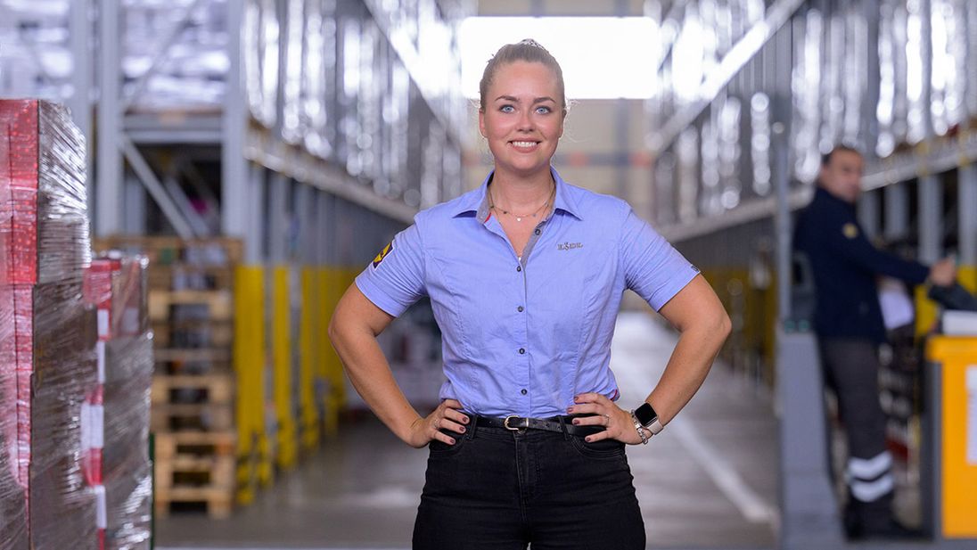 Lidl teammanager process staat in gangpad distributiecentrum