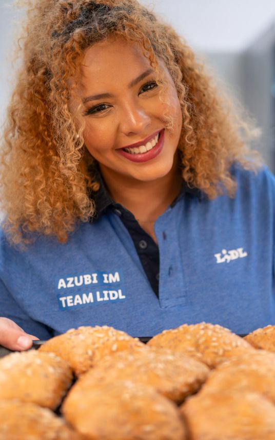 Azubi Imane mit Brötchen