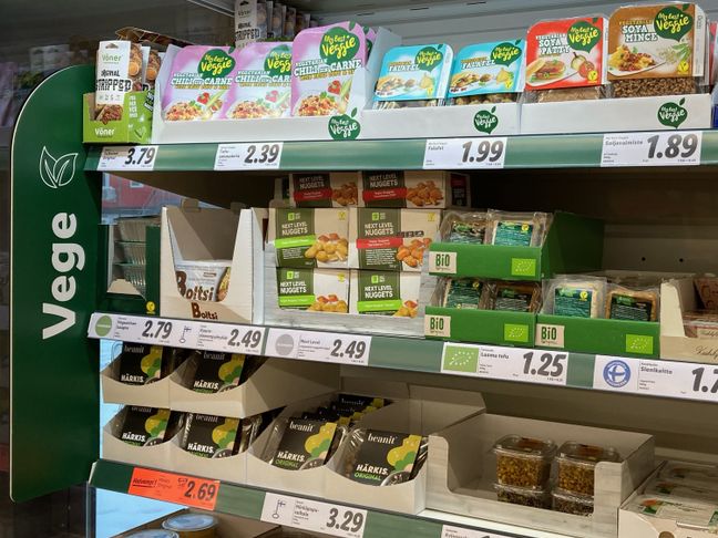 Vegetuotteita hyllyssä