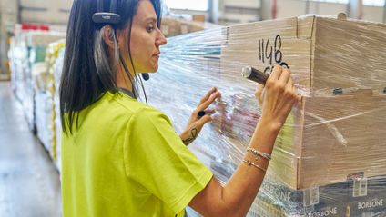 Preparatrice Merce in magazzino verifica i pallet per la spedizione