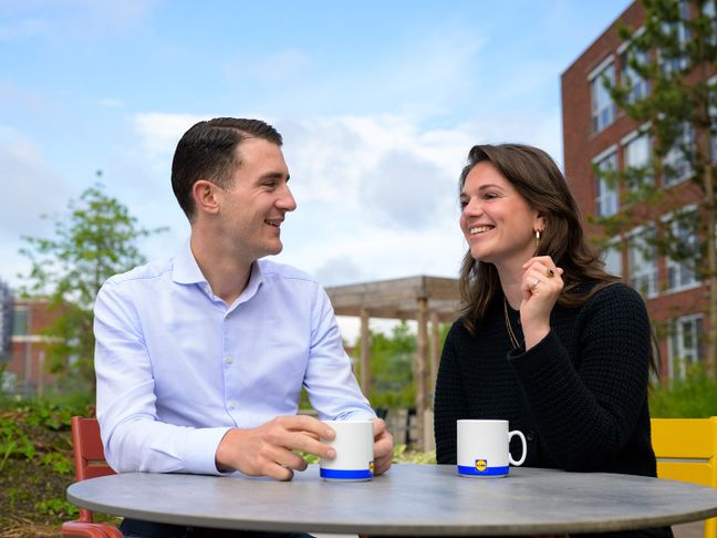 Collega's bouw en vastgoed drinken koffie in de Lidl campus tuin
