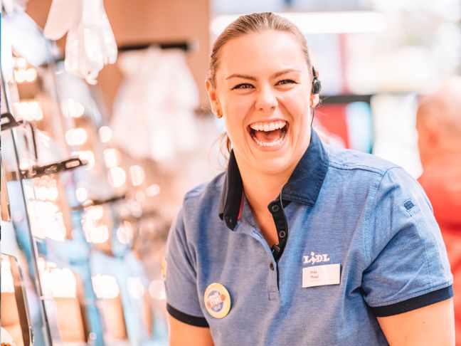 Lachende Mitarbeiterin in Lidl-Filiale