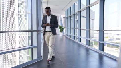 Collega al telefono cammina