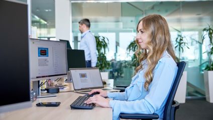 Collega donna al pc