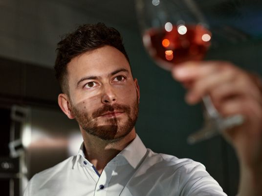Mitarbeiter aus dem Einkauf verkostet Wein