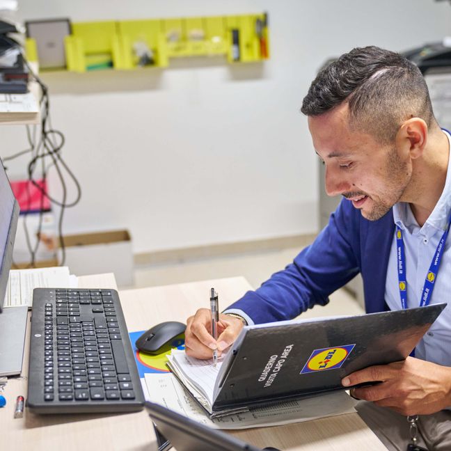area manager in ufficio in punto vendita