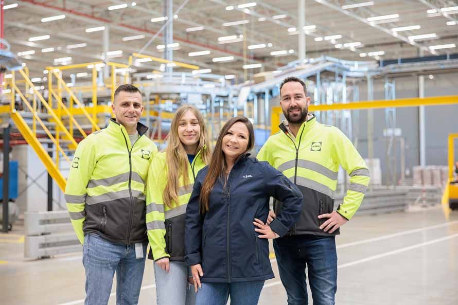 Groep collega's in distributiecentrum Venlo