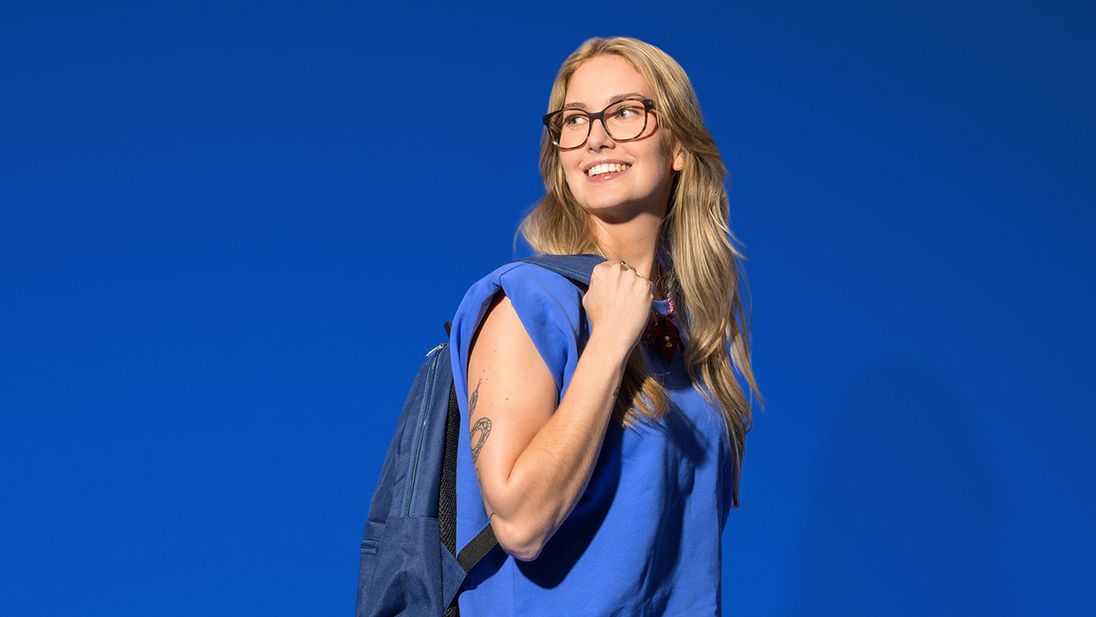 Een BBL BOL medewerker van Lidl met een rugzak op