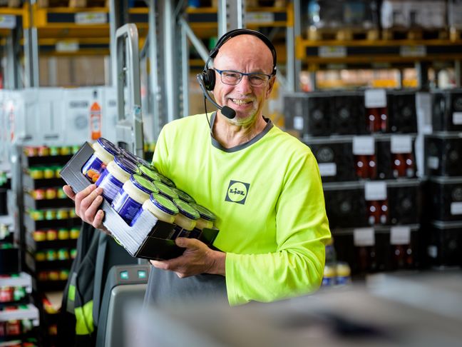 Orderpicker Leo met tree mayonaise in distributiecentrum