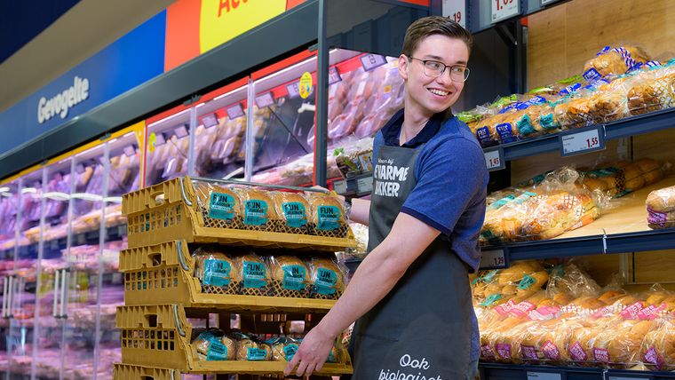 Lidl hulpkracht vult de broodafdeling met vers brood