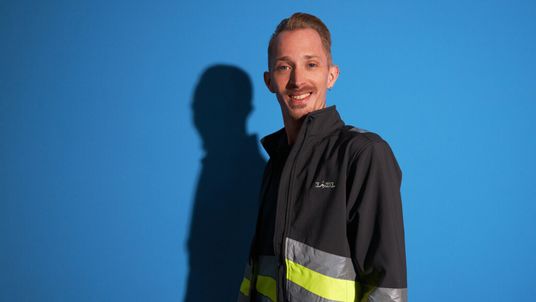 Lagermitarbeiter vor blauem Hintergrund