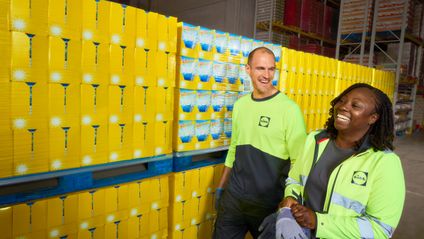 Kollegen im Logistiklager