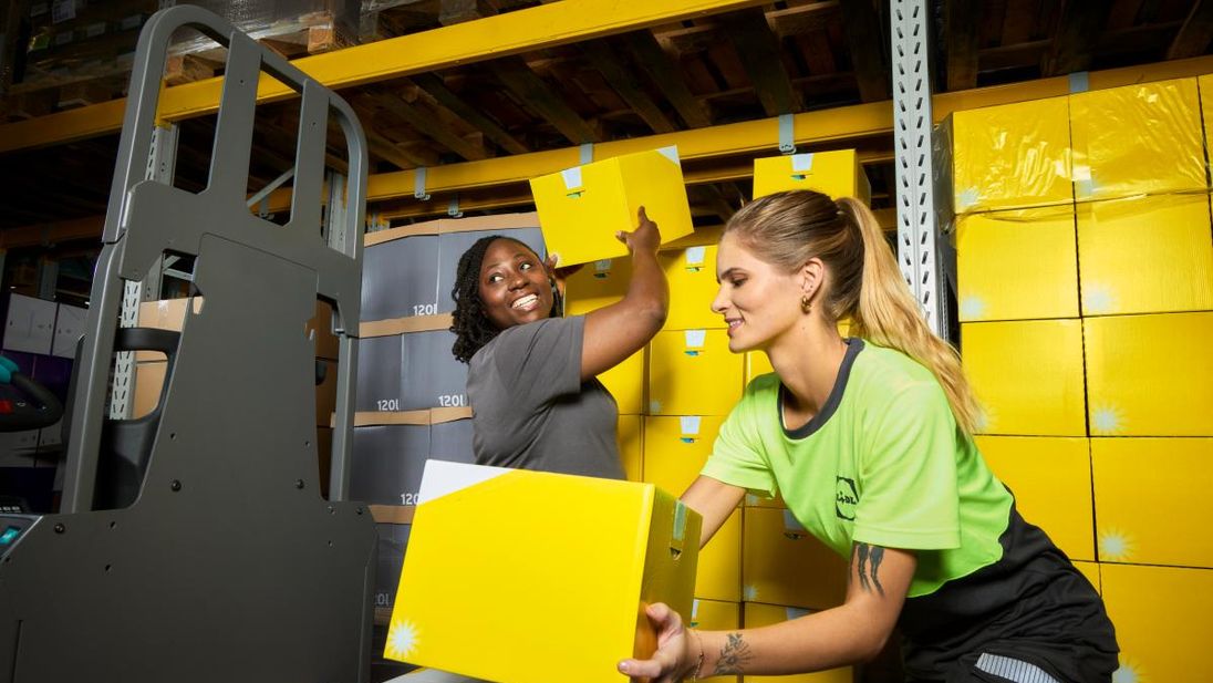 Zwei Mitarbeiterinnen arbeiten gemeinsam im Lager