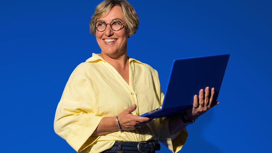 Procurement medewerker met laptop in de hand bij Lidl Campus Huizen