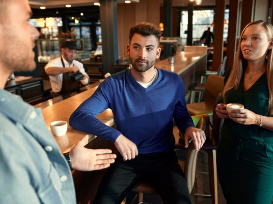 Mitarbeiter unterhalten sich mit Kaffee