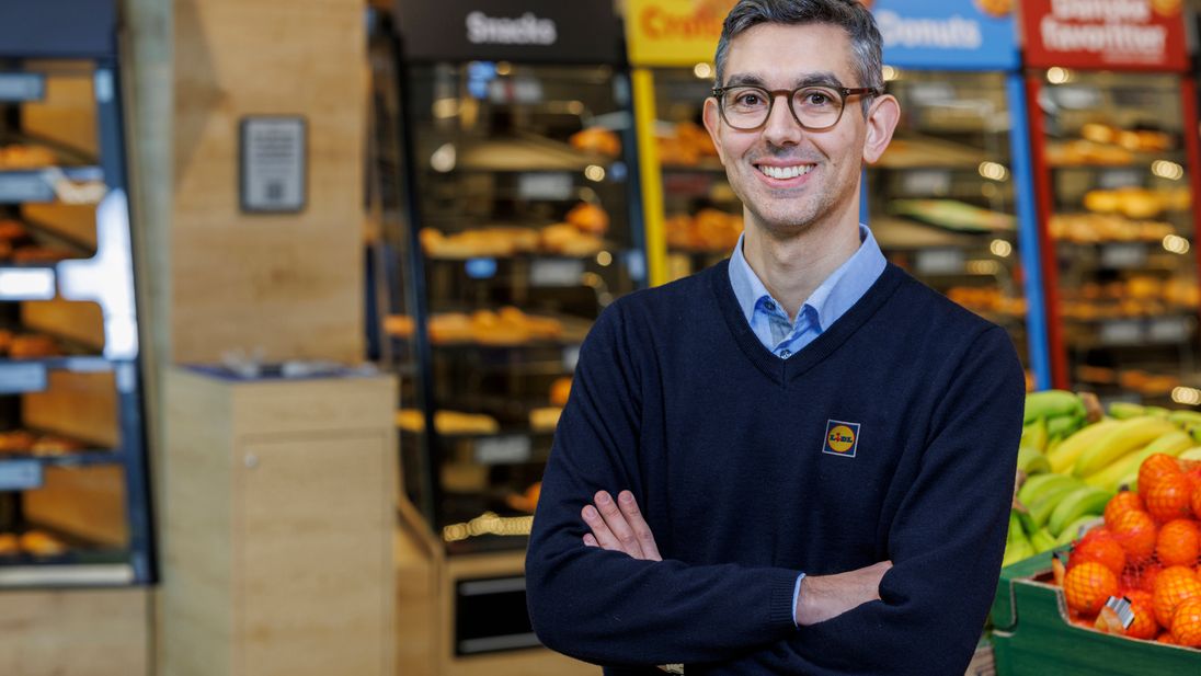 Lidl-butikschef kigger i kameraet