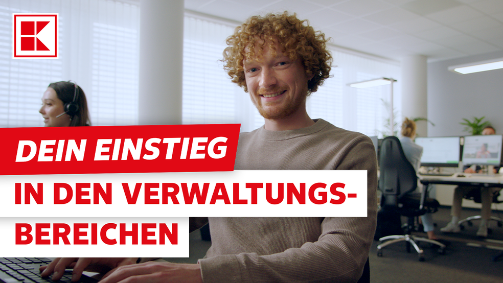 Ein lächelnder Mitarbeiter sitzt an einem Schreibtisch im Büro. Der Text "DEIN EINSTIEG IN DEN VERWALTUNGSBEREICHEN" ist eingeblendet.