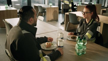 Lagermitarbeiter nehmen Pausenbrot in Kantine ein