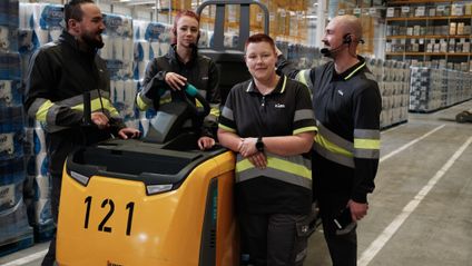 Team im Logistiklager