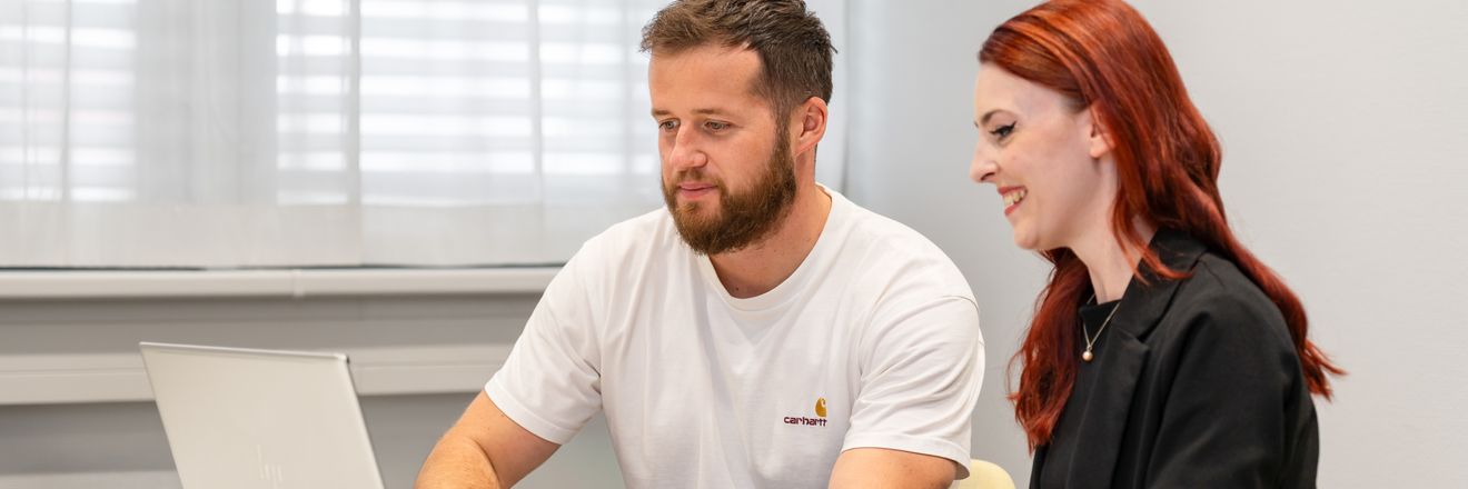 Zamestnanci oddelenia technického nákupu pri online pohovore s notebookom v office