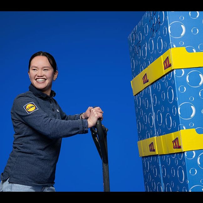 Lidl hulpkracht werkt met pompwagen met XXL Lidl dozen