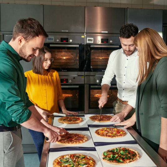 Kollegen Einkauf Pizzatest