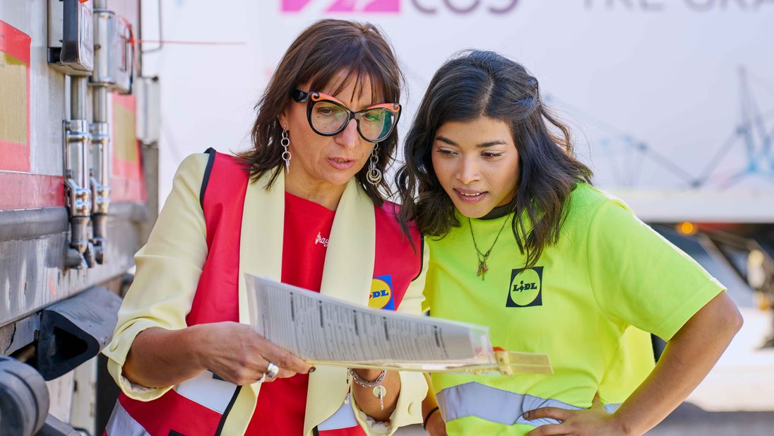 Capo Reparto Logistica e Apprendista Preparatrice Merce con bolla camion