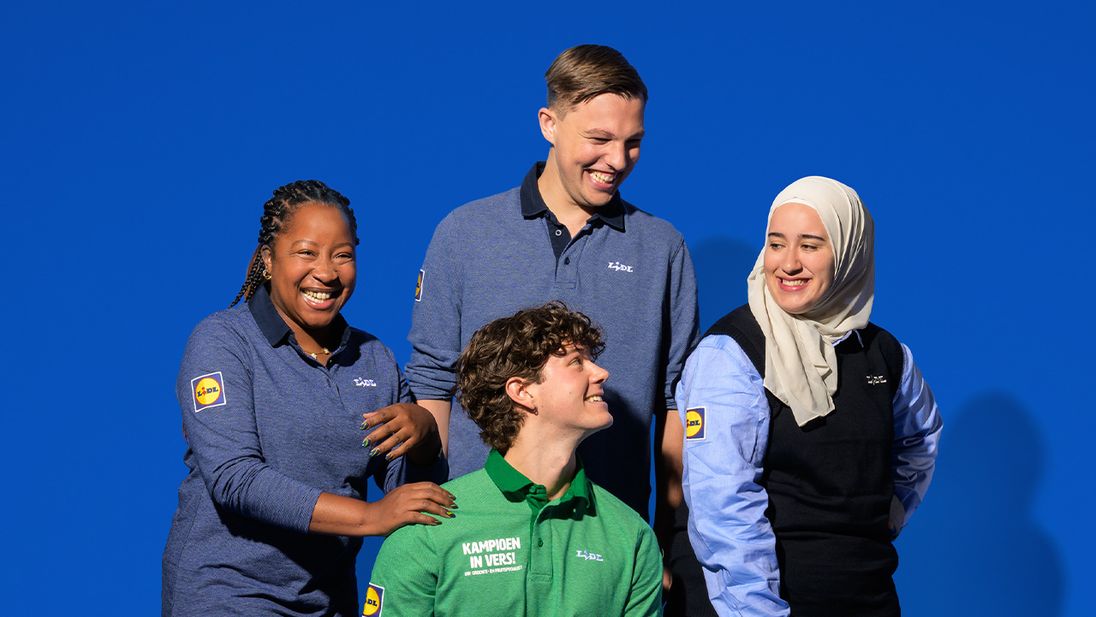 Gezellige Lidl supermarkt collega's die samen lachen op de werkvloer