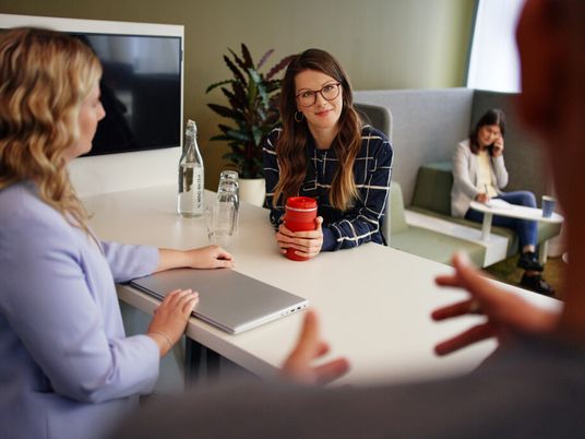 Besprechung am Stehtisch im Büro