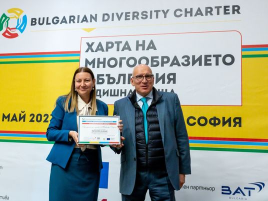 Катерина Шопова директор човешки ресурси в Лидл България получава сертификат за присъединяване към Харта на многообразието в България от Левон Хампарцумян