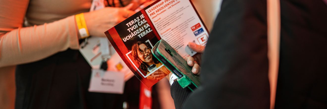 zamestnankyňa sa rozpráva o výhodách a benefitoch s kandidátom na kariérnom evente