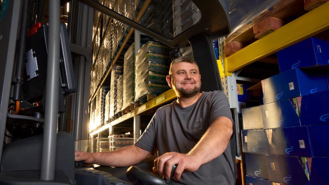 Staplerfahrer bei der Arbeit