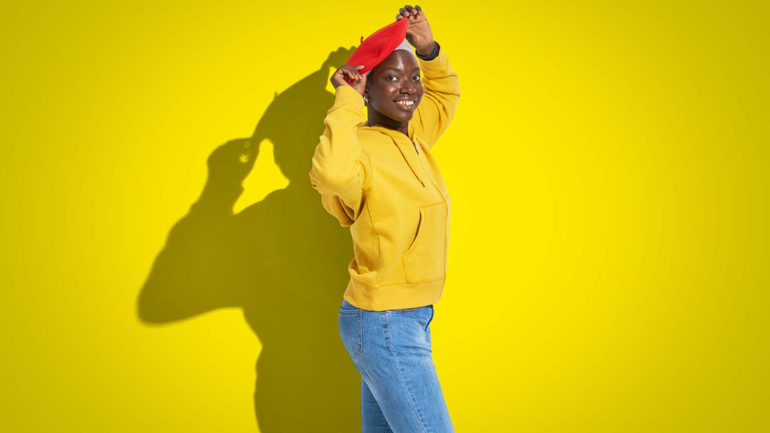 donna sorridente con cappello