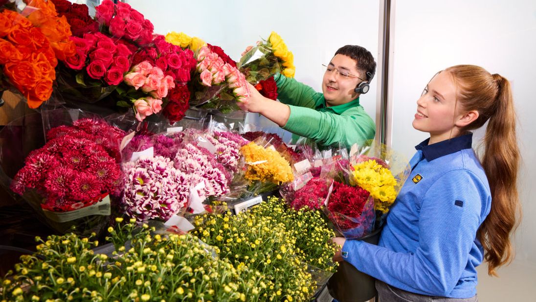 Verkaufskollegen sortieren Blumen