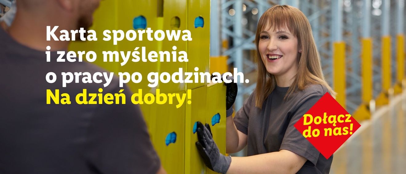 Uśmiechnięta pracownica magazynu Lidl przenosząca pojemniki na tle regałów magazynowych. Na grafice widnieje napis: „Karta sportowa i zero myślenia o pracy po godzinach. Na dzień dobry!” oraz czerwony romb z hasłem „Dołącz do nas!”.
