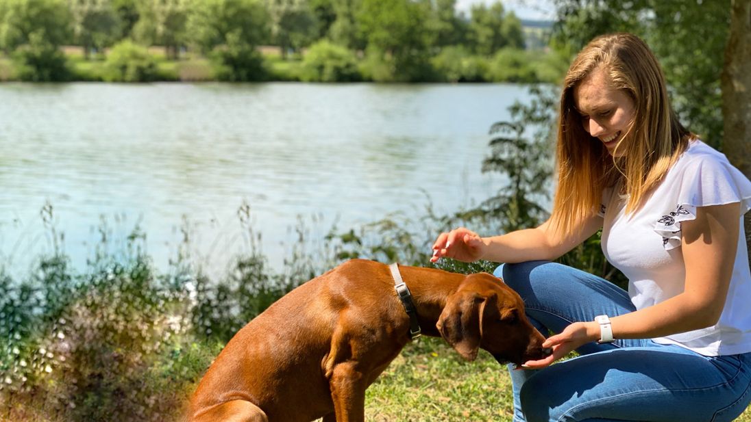Tamara liebt es, mit ihren Welpen in der abwechslungsreichen Natur spazieren zu gehen.