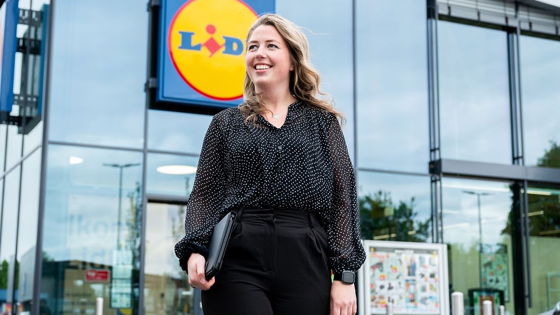 Lidl rayonmanager met laptop voor een Lidl supermarkt