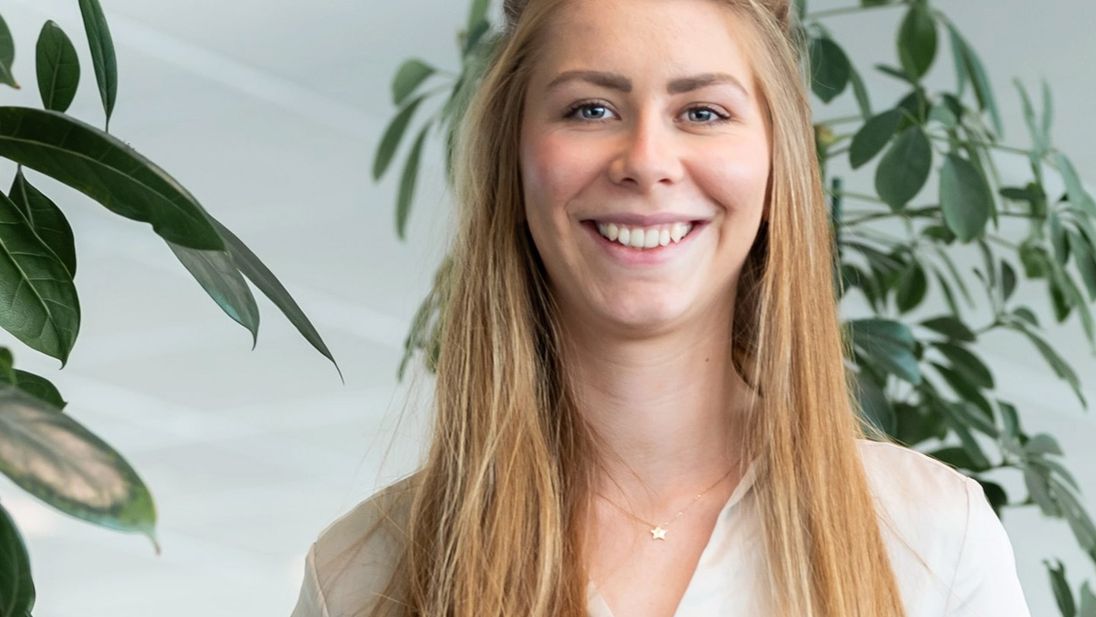 Stagiair corporate social responsibility op kantoor in Huizen