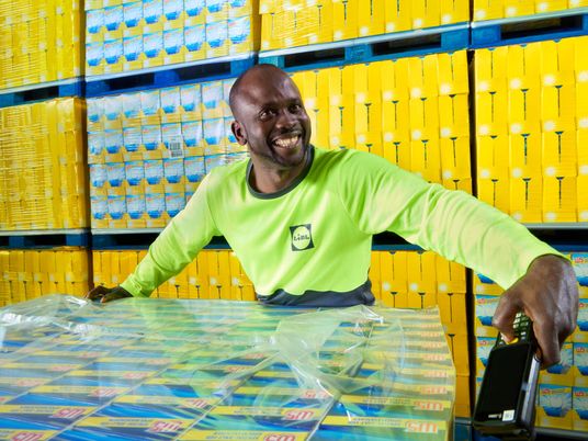 Mitarbeiter mit Palette im Logistiklager