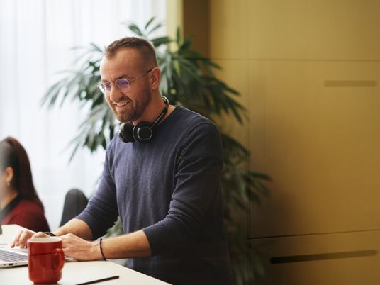 Mitarbeiter arbeitet am Computer