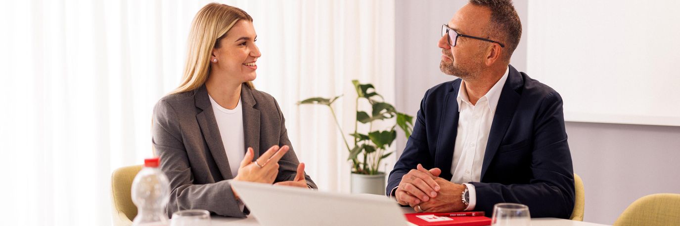 https://career.img.schwarz/jO8fnrOkOjXVmTg-g-M1wQKpiFr6NfcrP2OMF9R3bpk/dpr:1/h:458/rt:fill/w:1375/czM6Ly9jYXJlZXItcG9ydGFscy1wcm9kLWFzc2V0cy9jYXJlZXItcHJvZC9pbWFnZXMvOC8yLzAvMi82MjAyOC0xLWRlX0RFL2IyOGQ1Y2M2ZjE1Mi00Ml9TaG9vdGluZ19BR0FfQ29uZmVyZW5jZS1yb29tXzE2enU5LmpwZw